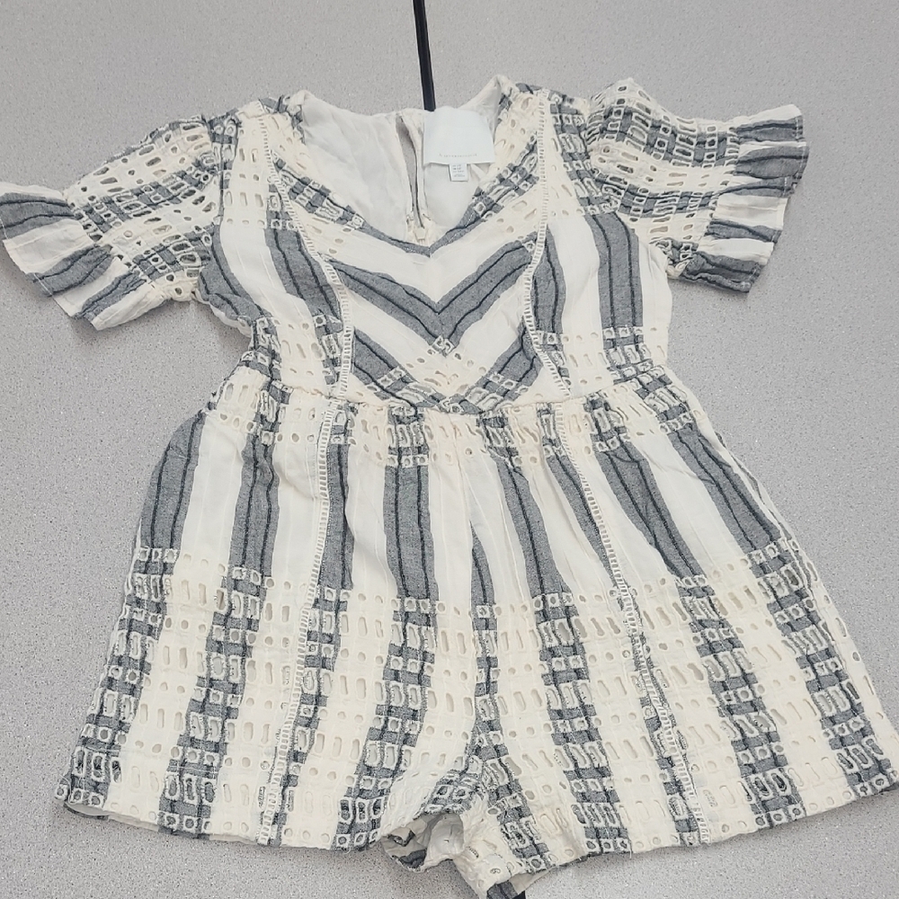 Anthropologie Gray/Cream Cotton Eyelet Romper Size 2p - Picture 2 of 12